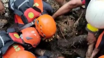 Isak Tangis Pecah, Saat Dua Anak Tertimbun Ditemukan Meninggal Dunia di Karangasem