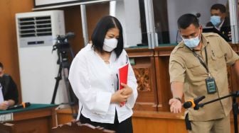 Terdakwa kasus pembunuhan berencana Istri Ferdy Sambo, Putri Candrawathi saat menghadiri sidang perdana di Pengadilan Negeri Jakarta Selatan, Senin (17/10/2022). [Suara.com/Alfian Winanto]