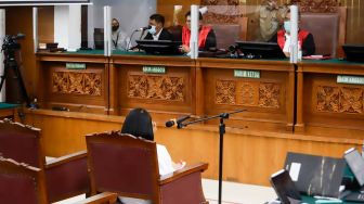 Terdakwa kasus pembunuhan berencana Istri Ferdy Sambo, Putri Candrawathi saat menghadiri sidang perdana di Pengadilan Negeri Jakarta Selatan, Senin (17/10/2022). [Suara.com/Alfian Winanto]