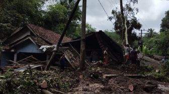 Dua Rumah Rusak Berat Tertimbun Tanah Longsor di Jambesari Jember