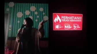 Asyik Karaoke Sendiri, Cewek Ini Malah Bengong pas Muncul Peringatan di Layar