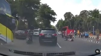 Viral Emak-emak Tertabrak Motor Saat Hendak Menyeberang, Tapi Aksinya Justru Bikin Warganet Geram