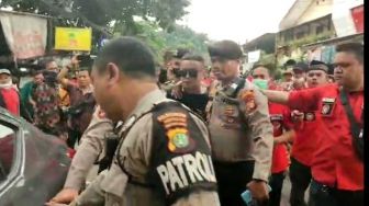 Bikin Onar di Luar Sidang Sambo, Pria Berkacamata Hitam Dicokok karena Diduga Menyusup Hina Massa Pemuda Batak