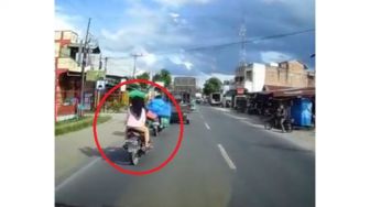 Heboh Dua Remaja Boncengan Naik Motor Tabrak Keranjang Milik Pedagang hingga Tersungkur