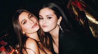 Gaya Kece Selena Gomez saat Bertemu Hailey Bieber, Harga Perhiasannya Sukses Bikin Kejang