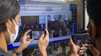 Jurnalis dan warga yang hadir saat menonton bareng sidang perdana Ferdy Sambo melalui layar besar di halaman Pengadilan Negeri Jakarta Selatan, Senin (17/10/2022). [Suara.com/Alfian Winanto]

