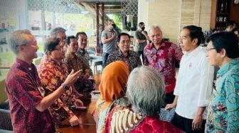 Tepis Tudingan Ijazah Palsu, Presiden Jokowi Reunian Bareng Teman Kuliah dan Pamer Foto Wisuda