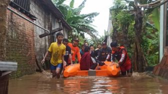 Banjir di Banyuwangi Capai 1 Meter, Puluhan Lansia dan Anak-anak Dievakuasi