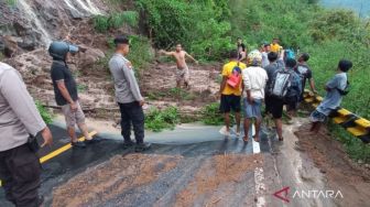 Terkena Material Tanah Longsor, Jalan Raya Kawasan Wisata Pantai Senggigi Ditutup Total