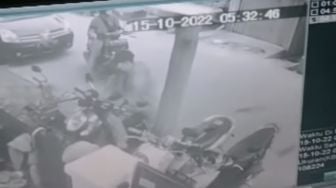 Waspada! 2 Bandit Di Kalideres Curi Sepeda Motor Terparkir Di Keramaian, Aksinya Terekam CCTV