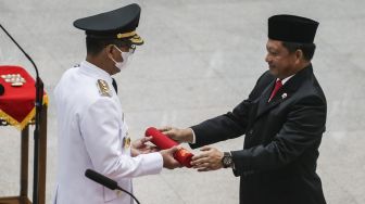 Menteri Dalam Negeri Tito Karnavian (kanan) melantik Penjabat (Pj) Gubernur DKI Jakarta Heru Budi Hartono (kiri) di Kementerian Dalam Negeri, Jakarta, Senin (17/10/2022). ANTARA FOTO/Rivan Awal Lingga

