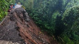 Tergerus Longsor, Akses Jalan Menuju Taman Gandrung Terakota Banyuwangi Putus Total