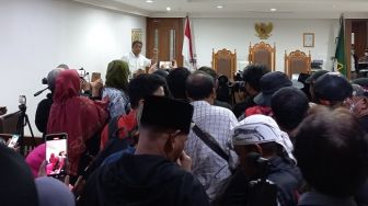 Pendukung Bambang Tri Padati Sidang Perdana Gugatan Dugaan Ijazah Palsu Jokowi, Emak-emak Teriak 'Mana Tergugat Nih'