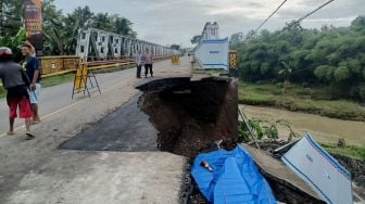 Jalan Nasional Yogyakarta-Bandung di Kabupaten Banyumas Longsor, Kendaraan Berat Dialihkan