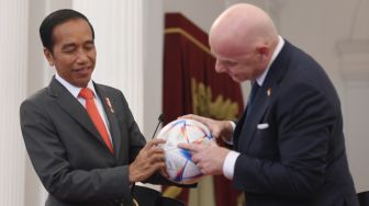 Presiden Joko Widodo (kiri) menerima bola resmi Piala Dunia Qatar 2022 dari Presiden Induk Asosiasi Sepak Bola Dunia (FIFA) Gianni Infantino usai melakukan pertemuan di Istana Merdeka, Jakarta, Selasa (18/10/2022). [ANTARA FOTO/Hafidz Mubarak A/foc].