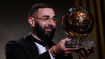 Karim Benzema resmi merengkuh trofi Bola Emas dalam malam gala Ballon d'Or 2022 di Theatre du Chatelet, Paris pada Selasa (18/10/2022) dini hari WIB.  FRANCK FIFE / AFP