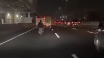 Heboh Pengendara Motor Tanpa Helm dan Lampu Belakang Mati, Jalan Santai di Tol Japek