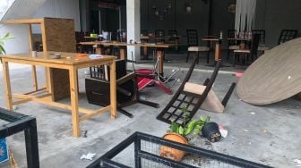 Suasana di Mako Cafe, Jakarta Selatan, pasca bentrokan 2 Ormas, Selasa (18/10/2022). [Suara.com/Faqih Fathurrahman]