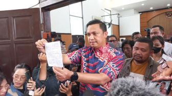 Pengacara Pamerkan Surat Tulisan Tangan Bharada E, Tegaskan Eliezer Sulit Tolak Perintah Jenderal