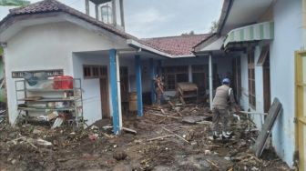 Banjir Menerjang Kota Banyuwangi, Sampah Kayu dan Bambu Membludak Penuhi Pekarangan Rumah Warga