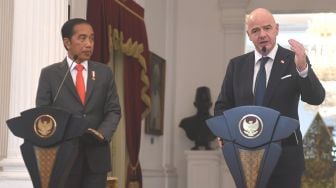 Presiden Joko Widodo (kiri) bersama Presiden Induk Asosiasi Sepak Bola Dunia (FIFA) Gianni Infantino memberikan keterangan kepada wartawan usai melakukan pertemuan di Istana Merdeka, Jakarta, Selasa (18/10/2022). [ANTARA FOTO/Hafidz Mubarak A/foc].