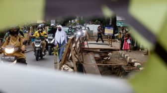 Pejalan kaki melintas disamping proyek galian saluran di Pejaten, Pasar Minggu, Jakarta Selatan, Selasa (18/10/2022). [Suara.com/Alfian Winanto]