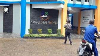 Guru SMA Global Madani Dilaporkan Muridnya ke Polisi, Diduga Lakukan Penganiayaan