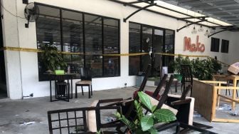 Suasana di Mako Cafe, Jakarta Selatan, pasca bentrokan 2 Ormas, Selasa (18/10/2022). [Suara.com/Faqih Fathurrahman]