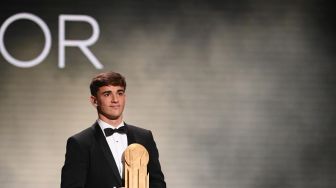 Gelandang Barcelona, Gavi berpose dengan Trofi Kopa dalam seremonial Ballon d'Or 2022 di Theater du Chatelet, Paris, Prancis, Selasa (18/10/2022) dini hari WIB. [FRANCK FIFE / AFP]