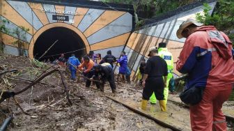 Sempat Terganggu Akibat Longsor, Jalur Kereta Api Menuju Stasiun Malang Kembali Lancar