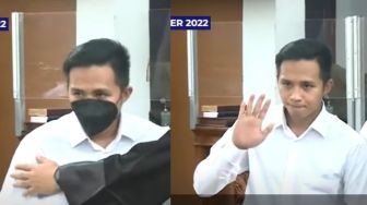 Lebih Gentleman dari Sambo, Bharada Eliezer Pilih Buka Masker di Persidanga