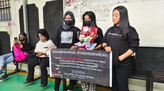 Ada Yang Dari Surabaya, Perempuan Fans Bharada E Ikut Hadir Di PN Jaksel: Kami Ingin Dia Bebas