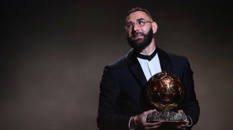 Karim Benzema resmi merengkuh trofi Bola Emas dalam malam gala Ballon d'Or 2022 di Theatre du Chatelet, Paris pada Selasa (18/10/2022) dini hari WIB.  FRANCK FIFE / AFP