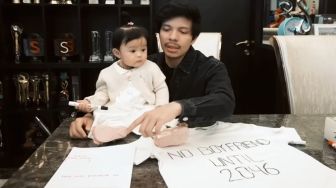 Bayi Sultan! Baru 8 Bulan Ameena Sudah Pakai Tas Rp30 Juta, Hadiah dari Thariq Halilintar?