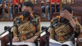 Begitu Khusyu, Sambo Dengarkan Pembacaan Dakwaan Dalam Sidang Pertama