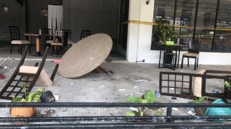 Suasana di Mako Cafe, Jakarta Selatan, pasca bentrokan 2 Ormas, Selasa (18/10/2022). [Suara.com/Faqih Fathurrahman]