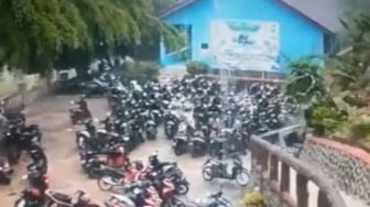 Viral, Video Detik-detik Longsor di SMAN 1 Sukajaya Bogor Timpa Sejumlah Motor