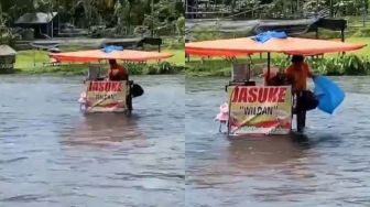 Jualan Jasuke di Tengah Sungai, Warganet: Gimana Cara Belinya?