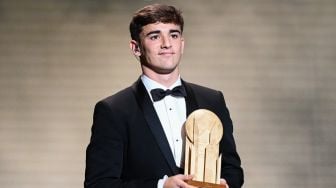 Gelandang Barcelona, Gavi berpose dengan Trofi Kopa dalam seremonial Ballon d'Or 2022 di Theatre du Chatelet, Paris, Prancis, Selasa (18/10/2022) dini hari WIB. [FRANCK FIFE / AFP]