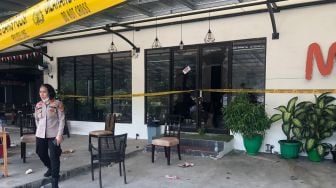 Suasana di Mako Cafe, Jakarta Selatan, pasca bentrokan 2 Ormas, Selasa (18/10/2022). [Suara.com/Faqih Fathurrahman]