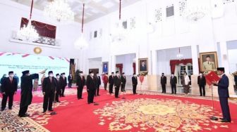 Daftar Nama Anggota Dewan Pengawas dan Badan Pengelola Keuangan Haji yang Dilantik Presiden Jokowi