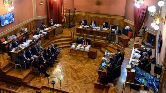 Suasa ruang sidang Pesepak bola Paris Saint-Germain Neymar (Depan, ke-3-Kiri) saat menghadiri sidang di gedung pengadilan di Barcelona, Spanyol, Senin (17/10/2022). [Josep LAGO / AFP]