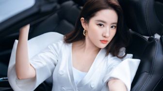 Berpapasan dengan Fans saat Belanja, Sikap Liu Yifei Jadi Sorotan