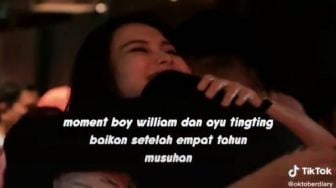 Ayu Ting-Ting dan Boy William Berpelukan Setelah 4 Tahun Musuhan, Dewi Perssik Parodikan Goyangan Bunda Corla