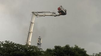 Kubah Masjid Jakarta Islamic Center di Koja Jakarta Utara hangus terbakar pada Rabu (19/10/2022). Petugas mengerahkan mobil pemadam kebakaran khusus untuk gedung atau bangunan tinggi. [Suara.com/Faqih Fathurrahman]