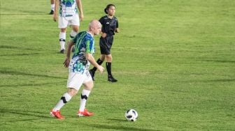 Presiden Induk Asosiasi Sepak Bola Dunia (FIFA) Gianni Infantino (kiri) menggiring bola saat bermain sepak bola dengan staf PSSI di Stadion Madya, Kompleks Gelora Bung Karno, Senayan, Jakarta, Selasa (18/10/2022). [ANTARA FOTO/M Risyal Hidayat/nym]