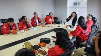 Ketua Umum PSI, Giring Ganesha, beserta perwakilan DPP PSI berkunjung ke Kantor Suara.com, Kawasan Kuningan, Jakarta Selatan, Rabu (19/10/2022). Mereka diterima langsung oleh Pemimpin Redaksi Suara.com Suwarjono. [Suara.com/Dwi Bowo Raharjo]