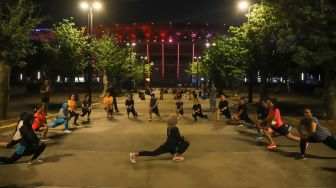 Sejumlah peserta saat mengikuti kegiatan pelatihan lari bertajuk UA Run Crew di Plaza Timur Gelora Bung Karno, Senayan, Jakarta Pusat, Selasa (18/10/2022). [Suara.com/Alfian Winanto]