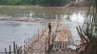 Dihantam Hujan Deras, Dua Jembatan Sasak di Sungai Bengawan Solo Putus dan Hanyut