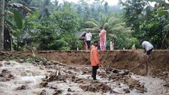 Jembatan Putus Diterjang Banjir Bikin Satu Desa di Daerah Ini Terisolir